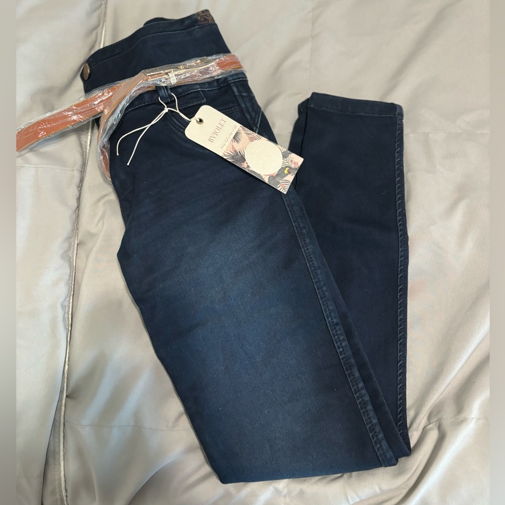 Butt-lifting colombian jean with belt